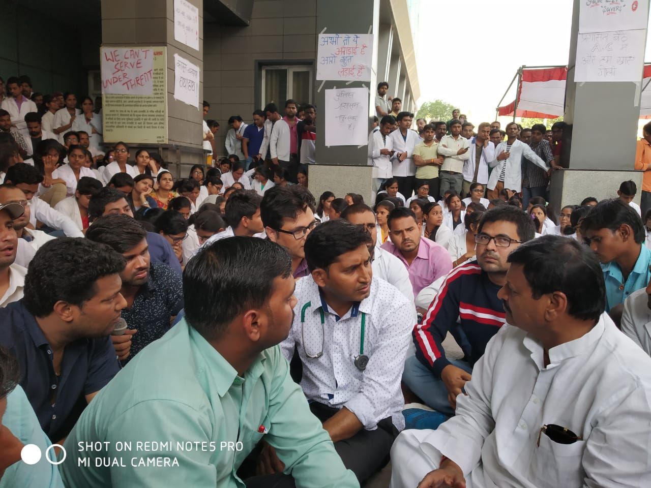 सैफई में आक्रोशित एमबीबीएस छात्रों के साथ धरने पर बैठे शिवपाल सिंह यादव, छात्रों ने मेडीकल यूनिवर्सिटी में बंद का आवाहन  किया है