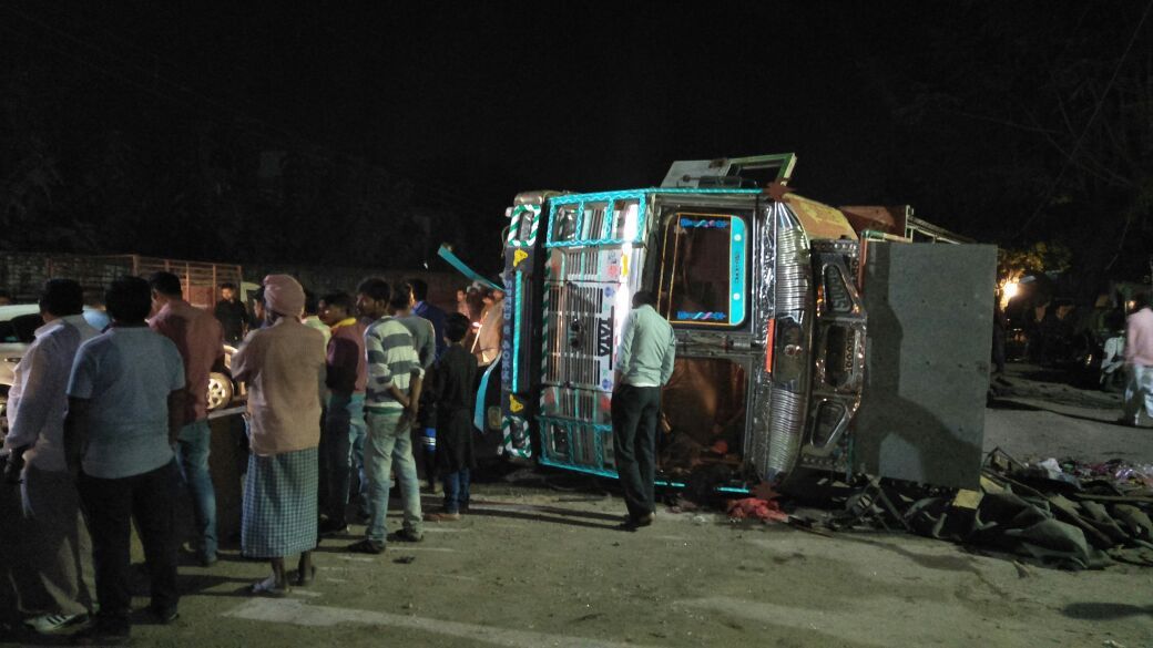 वारणसी :  ..कैण्ट थाना क्षेत्र के पुलिस लाइन चौराहे पर ट्रक डिवाईडर से टकरा कर पलटी .चालक एवं खलासी फरार .कैण्ट पुलिस मौके पर .बता दें कि इस डिवाईडर पर पूर्व में भी कई बार हो चुकी है दुर्घटना