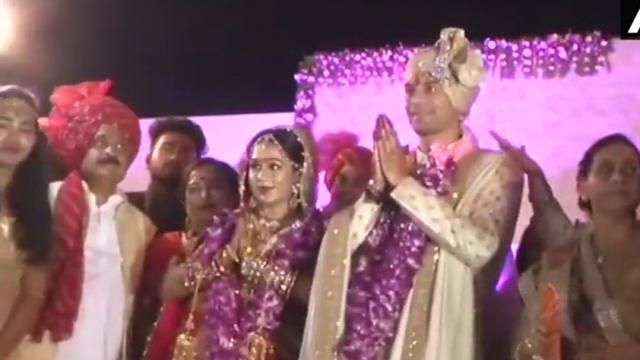 तेज प्रताप की शादी में हुआ हंगामा, भीड़ ने लूटा खाना, मीडिया के साथ की हाथापाई