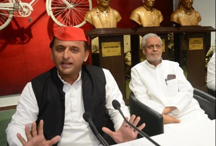 ताकतवर लोगों ने जमा लिया व्यवस्था पर कब्जा: अखिलेश ताकतवर लोगों ने जमा लिया व्यवस्था पर कब्जा: अखिलेश