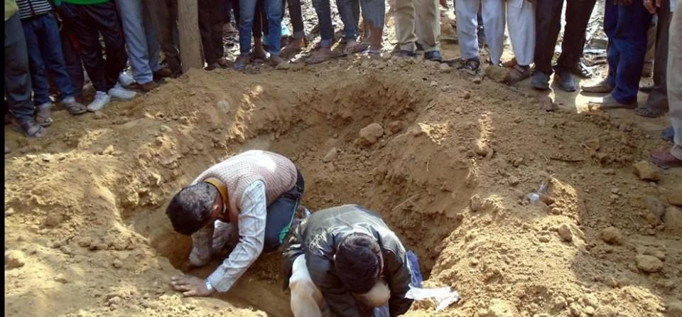 कब्रिस्तान की चारदीवारी की जांच के लिए बनी कमेटी, 1200 करोड़ की योजना में हुए कई घपले कब्रिस्तान की चारदीवारी की जांच के लिए बनी कमेटी, 1200 करोड़ की योजना में हुए कई घपले