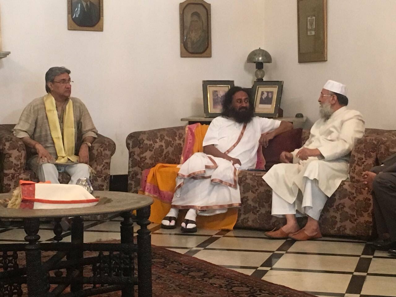 मौलाना सलमान नदवी ने श्रीश्री से की मुलाकात, अयोध्या मस्जिद-मंदिर मसले को लेकर हुई दोनों के बीच बातचीत.