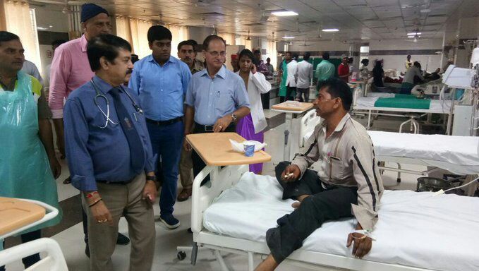 इटावा-घायल यात्री अस्पताल पहुंचाए गए,सैफई मिनी पीजीआई में 35 घायल यात्री भर्ती,7 लोगों का जिला अस्पताल मे चल रहा इलाज, सैफई विश्वविद्यालय के कुलपती डॉक्टर ब्रिगेडियर टी प्रभाकर ने कैफियत एक्सप्रे� इटावा-घायल यात्री अस्पताल पहुंचाए गए,सैफई मिनी पीजीआई में 35 घायल यात्री भर्ती,7 लोगों का जिला अस्पताल मे चल रहा इलाज, सैफई विश्वविद्यालय के कुलपती डॉक्टर ब्रिगेडियर टी प्रभाकर ने कैफियत एक्सप्रे�