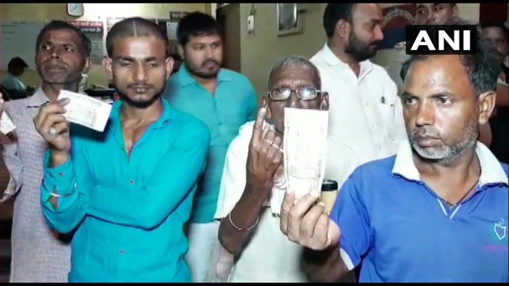 500 रुपए देकर दलितों की उंगली पर लगा दी स्याही 500 रुपए देकर दलितों की उंगली पर लगा दी स्याही
