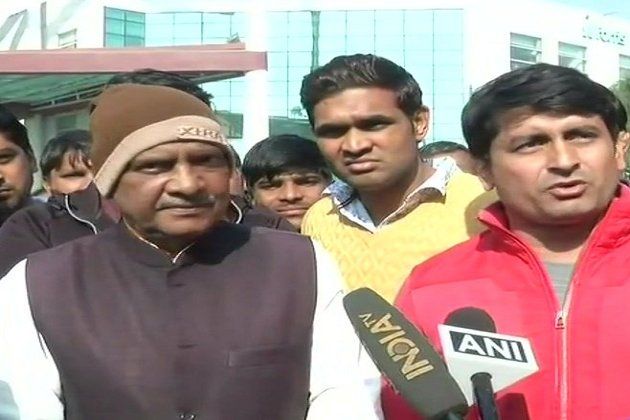 नोयडा : जितेंद्र यादव नामक एक युवक के परिवार ने आरोप लगाते हुए कहा, उन्हें (जितेंद्र को) पुलिस ने फेक एनकाउंटर में गोली मार दी। ऐसा हमारी जाति की वजह से किया गया है।