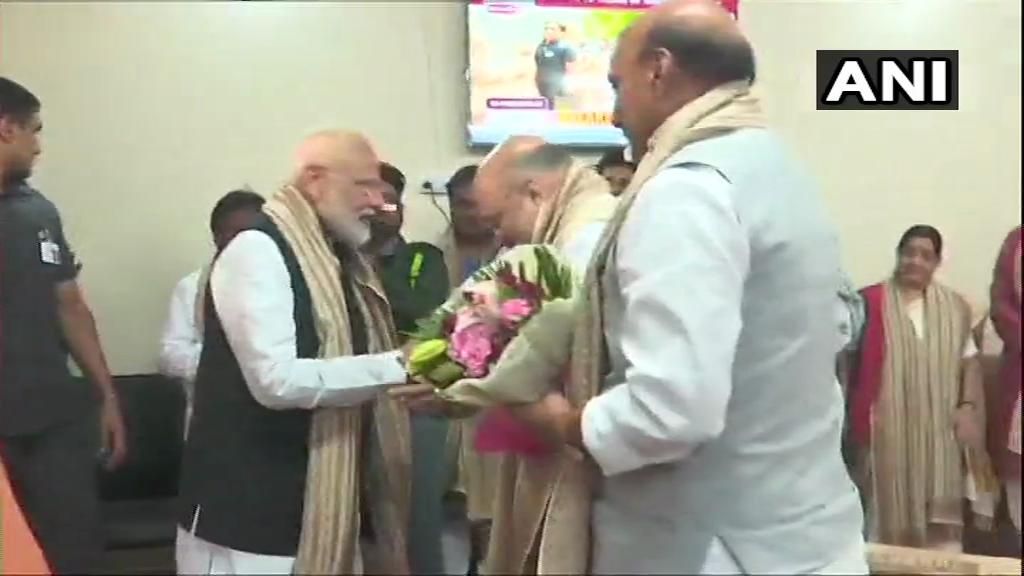 वाराणसी: प्रधानमंत्री नरेंद्र मोदी वाराणसी संसदीय क्षेत्र से अपना नामांकन दाखिल करने के लिए कलक्ट्रेट कार्यालय पहुंचे, वहां मौजूद एनडीए नेताओं से मिले