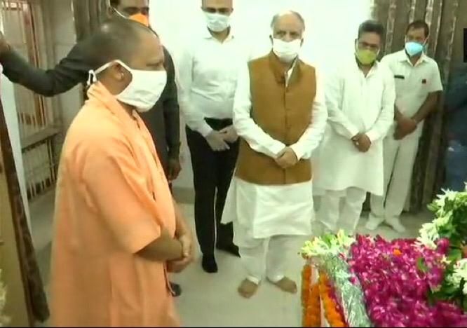 लखनऊ: सीएम योगी और डिप्टी सीएम केशव प्रसाद मौर्य ने दी लालजी टंडन को श्रद्धांजलि