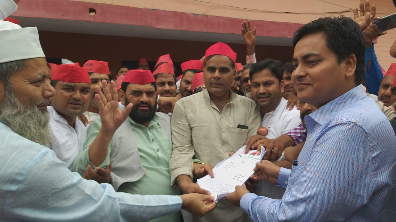 बिलारी में प्रदेश सरकार के विरोध में धरने पर बैठे सपा विधायक और कार्यकर्ता बिलारी में प्रदेश सरकार के विरोध में धरने पर बैठे सपा विधायक और कार्यकर्ता