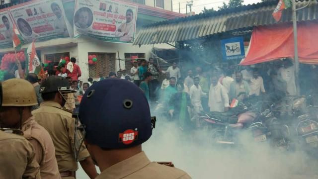 मुगलसराय रेलवे स्टेशन का नाम बदलने का विरोध कर रहे सपाइयों पर लाठीचार्ज