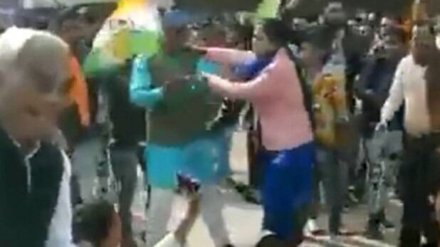 CAA के समर्थन में प्रदर्शन के दौरान महिला डिप्टी कलेक्टर पर हमला, खींचे बाल