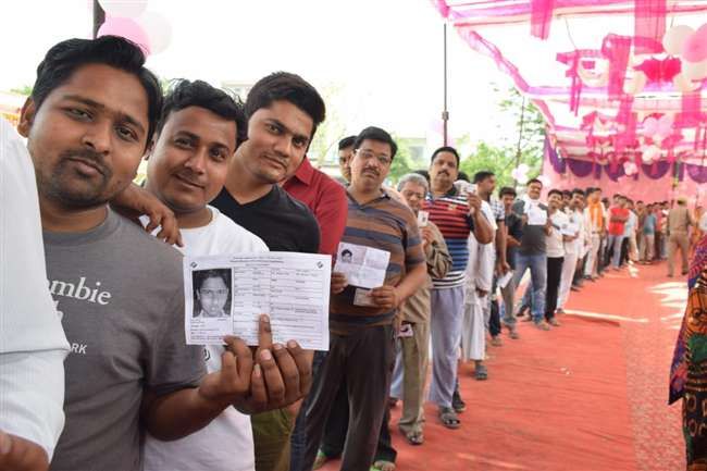 कानपुर : मतदान ने पकड़ी अच्छी रफ्तार, खराब वीवीपैट ने किया वोटरों को मायूस