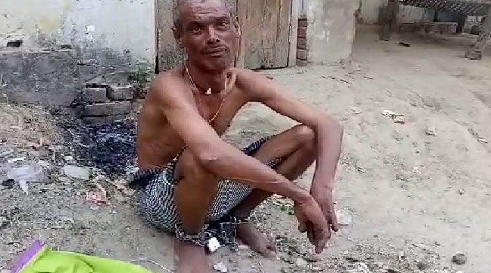 UP पुलिस जो न करे कम है, अधेड़ के दोनों पैरों को जंजीर से बांधकर सड़क पर फेंका