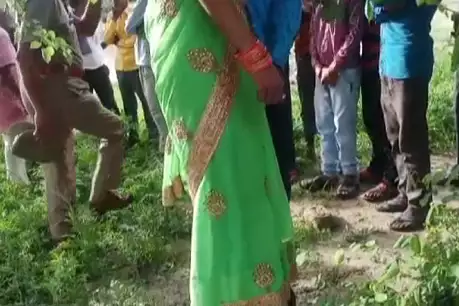 संदिग्ध अवस्था में पेड़ से लटका मिला प्रेमी युगल का शव संदिग्ध अवस्था में पेड़ से लटका मिला प्रेमी युगल का शव