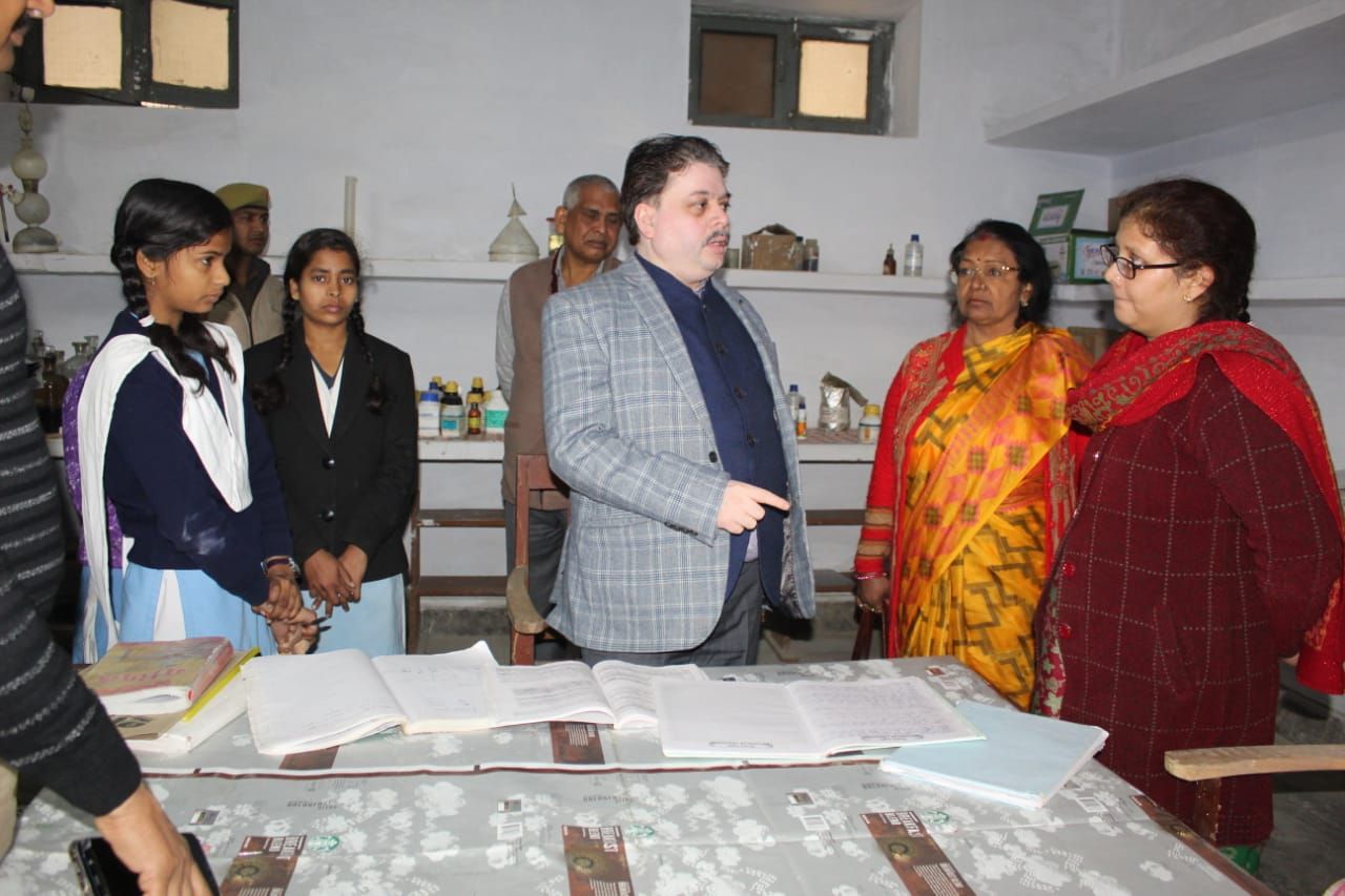 सचिव लोक निर्माण विभाग ने जीजीआइसी का औचक निरीक्षण किया सचिव लोक निर्माण विभाग ने जीजीआइसी का औचक निरीक्षण किया