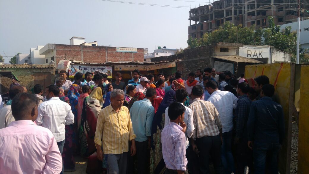शिवपुर थाना क्षेत्र के बाईपास पर बाइक सवार मनीष (20)  निवासी भरलाई शिवपुर की बेकाबू ट्रक ने रौंदा। मौके पर ही हुई मौत, परिजनों में मचा कोहराम, शिवपुर पुलिस मौके पर