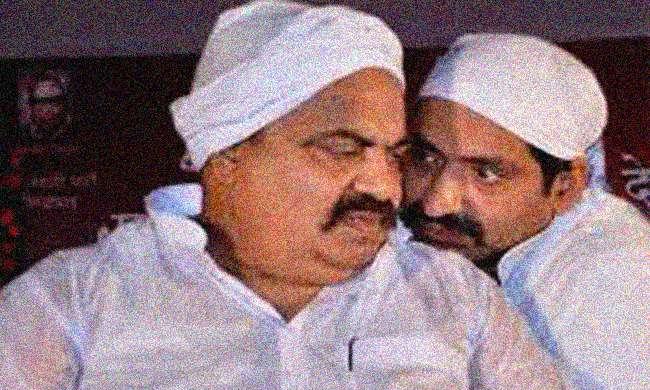 अतीक अहमद के घर के गेट पर ढोल ताशा बजवाकर कुर्की की मुनादी अतीक अहमद के घर के गेट पर ढोल ताशा बजवाकर कुर्की की मुनादी