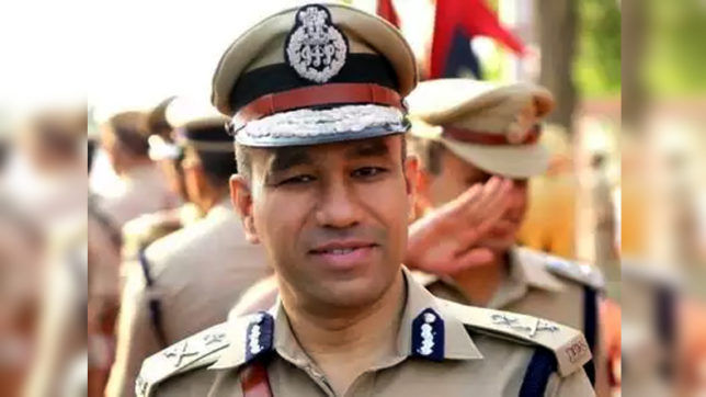 #FitIndiaMovement यूपी के ये आईपीएस अफसर नवनीत सिकेरा एक हाथ से चला रहे मुगदर