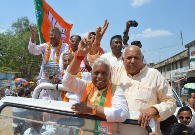 देवरिया में रमापति राम त्रिपाठी का बाहरी के नाम पर विरोध, देखअ...जूता खोरवा का बाप आइल बा.