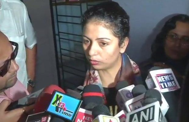 कोलकाता पुलिस  लाल बाजार थाने में मो शमी  की पत्नी हसीनजहां का बयान रिकॉर्ड कर रही है. पुलिस को सारे सबूत हसीनजहां ने सौंप दिए हैं.