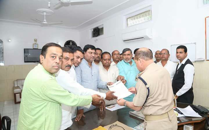 पुलिस उप महानिरीक्षक को सपा प्रतिनिधि मण्डल ने सौंपा ज्ञापन