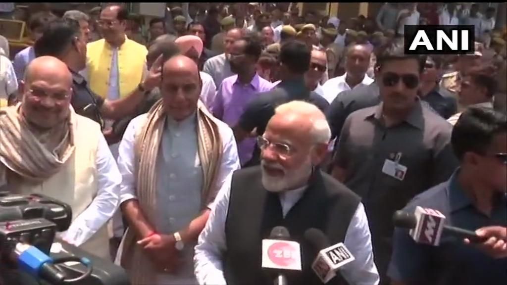 मैं काशी के लोगों के प्रति आभार व्यक्त करता हूं। उन्होंने 5 साल बाद फिर से मुझे आशीर्वाद दिया है। ऐसा भव्य रोड शो कल काशी में ही संभव था।