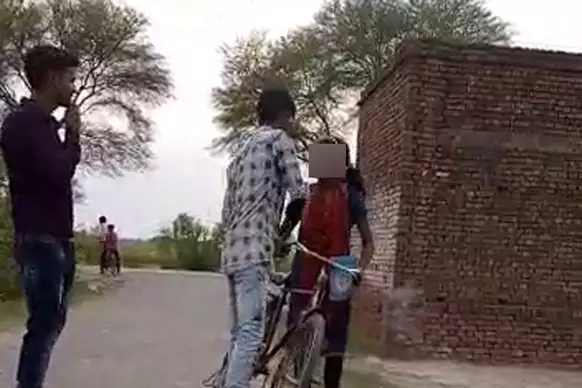 बीच सड़क छात्रा को छेड़ते रहे मनचले, गुजरते रहे तमाशबीन बीच सड़क छात्रा को छेड़ते रहे मनचले, गुजरते रहे तमाशबीन