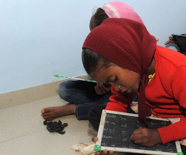 मूल विद्यालयों में वापस लौटेंगे एक लाख शिक्षामित्र, गुरुवार को शासनादेश मूल विद्यालयों में वापस लौटेंगे एक लाख शिक्षामित्र, गुरुवार को शासनादेश
