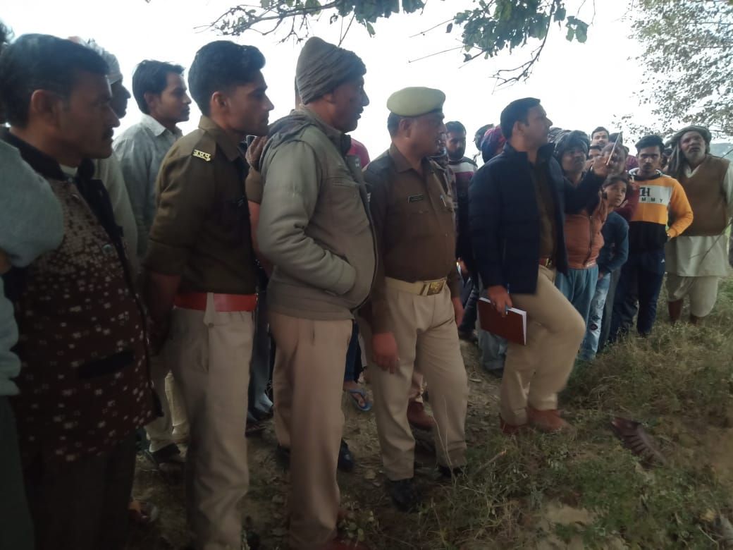 खेत पर पेड़ से लटका मिला कपड़ा व्यापारी का शव