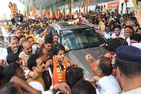 सिंधिया का BJP ने किया फूल बरसाकर स्वागत, विरोधियों ने दिखाए काले झंडे सिंधिया का BJP ने किया फूल बरसाकर स्वागत, विरोधियों ने दिखाए काले झंडे