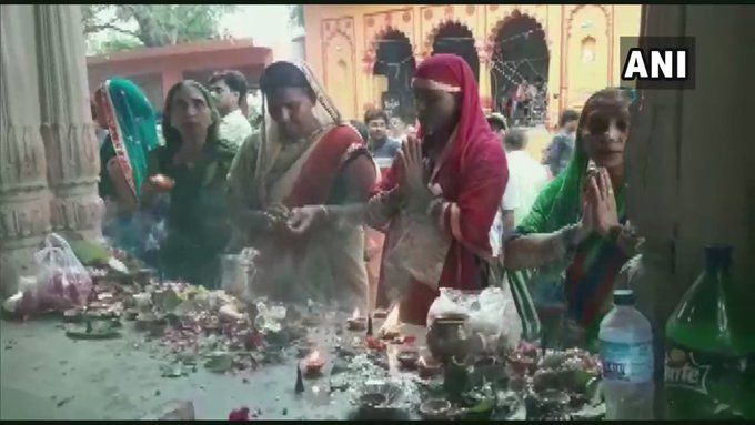 प्रयागराज: नागपंचमी पर आज श्री नाग वासुकी मंदिर दारागंज में भक्त पूजा अर्चना करते हैं।