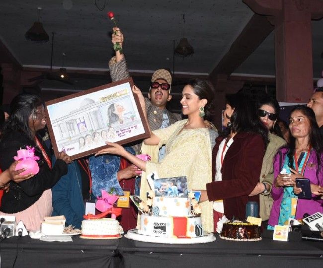 लखनऊ में दीपिका ने एसिड अटैक सर्वाइवर्स के साथ यूं मनाया जन्मदिन