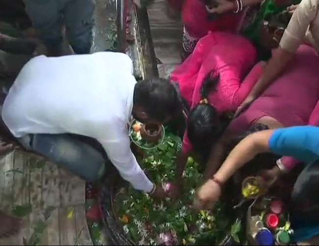 सावन के आखिरी सोमवार को शिव मंदिरों में उमड़ा भक्तों का सैलाब