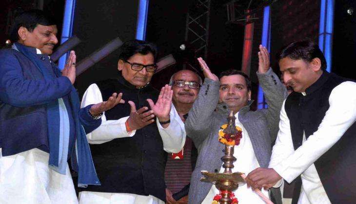 इटावा-इस वर्ष भी नहीं आयोजित हो रहा है बहुचर्चित सैफई महोत्सव. समाजवादी परिवार के झगड़े की भेंट चढ़ा सैफई महोत्सव. अखिलेश यादव और शिवपाल यादव के मतभेद के बाद से सैफई महोत्सव का आयोजन है ठप.