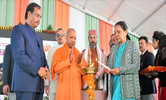यूपी दिवस का दीप प्रज्ज्वलित कर राज्यपाल व मुख्यमंत्री ने किया उद्घाटन #RisingNewUP