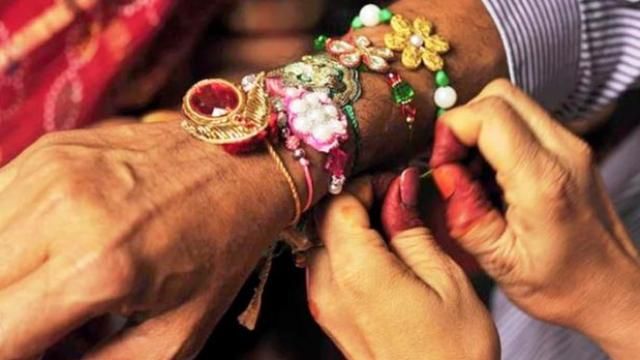राखी के कच्चे धागों से रिश्ता है पुराना, जानें शुभ मुहूर्त और पवित्र मंत्र राखी के कच्चे धागों से रिश्ता है पुराना, जानें शुभ मुहूर्त और पवित्र मंत्र
