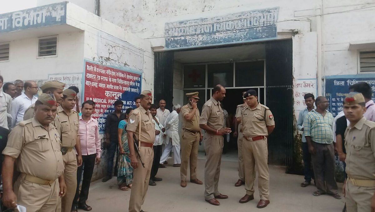 गाजीपुर में ड्यूटी पर तैनात सिपाही की सर्विस राइफल से निकली गोली, होमगार्ड की मौत, स्वीपर घायल