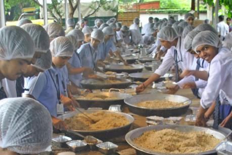 बाढ़ पीड़ितों की भूख मिटाने गोरखपुर पहुंचा किचन ऑन व्हील्स बाढ़ पीड़ितों की भूख मिटाने गोरखपुर पहुंचा किचन ऑन व्हील्स