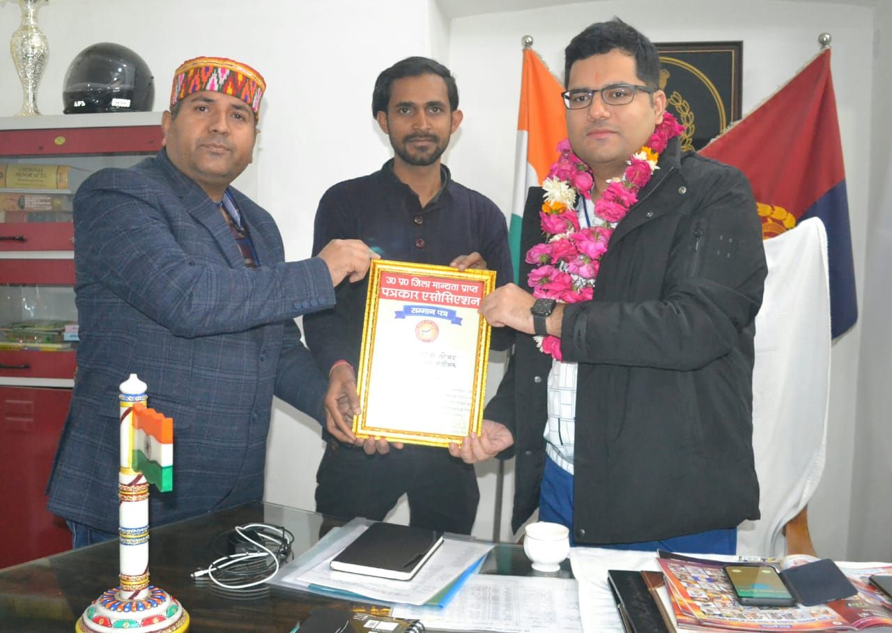 एसएसपी इटावा आकाश तोमर को पत्रकारों ने किया सम्मानित एसएसपी इटावा आकाश तोमर को पत्रकारों ने किया सम्मानित