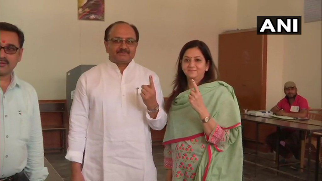 प्रयागराज : उत्तर प्रदेश के मंत्री सिद्धार्थ नाथ सिंह ने वोट डाला ।