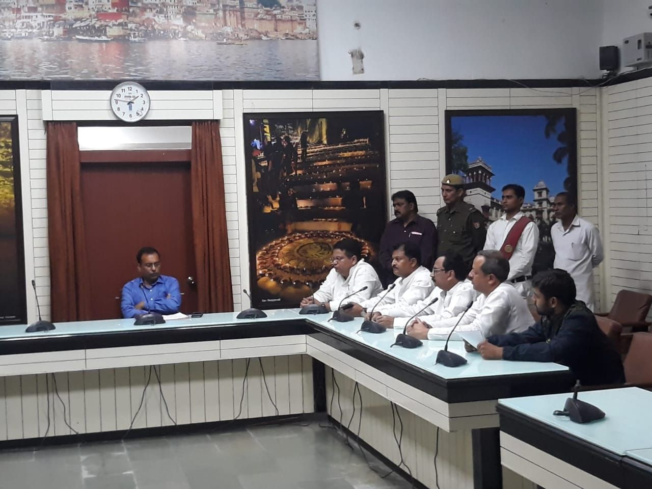 ध्वस्त क़ानूनव्यवस्था के सवाल पर मण्डलायुक्त से मिला सपा का प्रतिनिधि मंडल ध्वस्त क़ानूनव्यवस्था के सवाल पर मण्डलायुक्त से मिला सपा का प्रतिनिधि मंडल