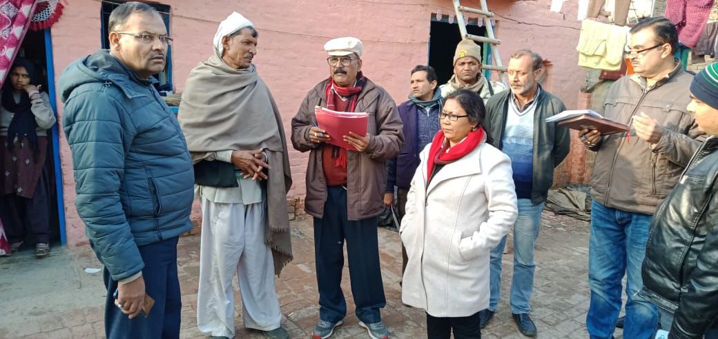 तहसीलदार ने मैनाठेर के ग्राम गुरेर में मछुआ समुदाय के आवासों की जांच की