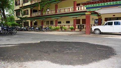 वाराणसी में एक ही बारिश ने गड्ढामुक्त अभियान की पोल खोली वाराणसी में एक ही बारिश ने गड्ढामुक्त अभियान की पोल खोली