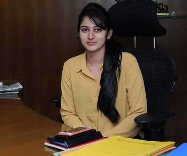 मनी लॉन्ड्रिंग केस में आया कांग्रेस नेता की 23 साल की बेटी का नाम, 5 साल में 100 करोड़ हुई संपत्ति मनी लॉन्ड्रिंग केस में आया कांग्रेस नेता की 23 साल की बेटी का नाम, 5 साल में 100 करोड़ हुई संपत्ति