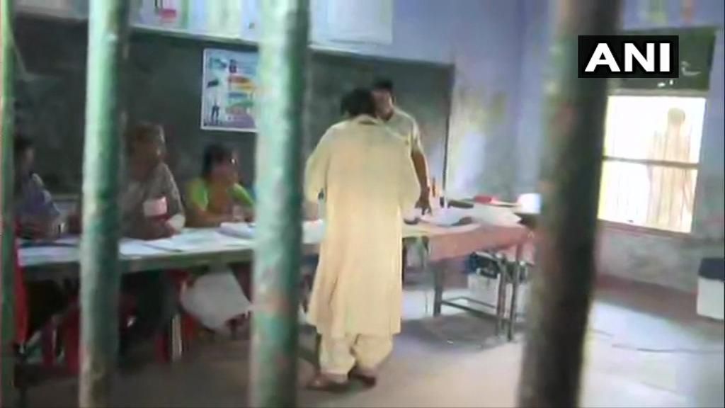 बसपा प्रमुख मायावती ने लखनऊ के सिटी मॉन्टेसरी इंटर कॉलेज में एक मतदान केंद्र पर अपना वोट डाला।