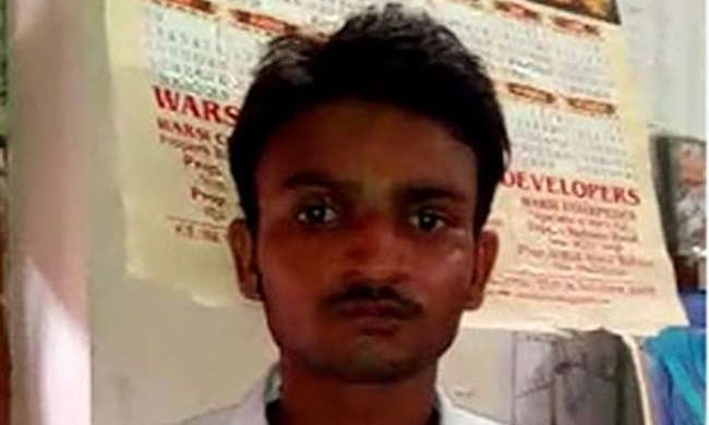 चारबाग रेलवे स्टेशन पर फर्जी टीटीई गिरफ्तार चारबाग रेलवे स्टेशन पर फर्जी टीटीई गिरफ्तार