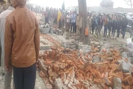 झांसी : दीवार गिरने से मलबे में 15 मजदूर दबे, 5 की मौत, हादसे पर मुख्यमंत्री ने जताया दुख झांसी : दीवार गिरने से मलबे में 15 मजदूर दबे, 5 की मौत, हादसे पर मुख्यमंत्री ने जताया दुख