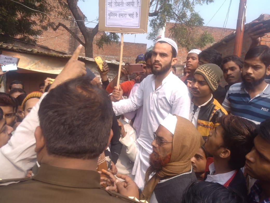 पुलिस और भारत बंद समर्थकों के बीच झड़प, पूर्वांचल में भारत बंद बेअसर, पुलिस ने धरना प्रदर्शन पर दिखाई सख्‍ती  #भारत_बंद_नहीं_होगा