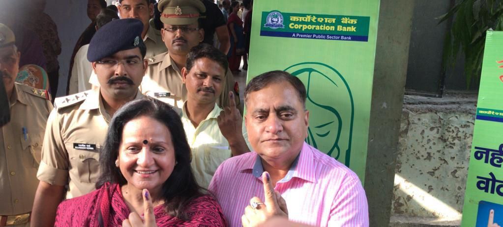 यूपी की 14 सीटों पर वोटिंग जारी, लखनऊ में DGP ओपी सिंह ने डाला वोट