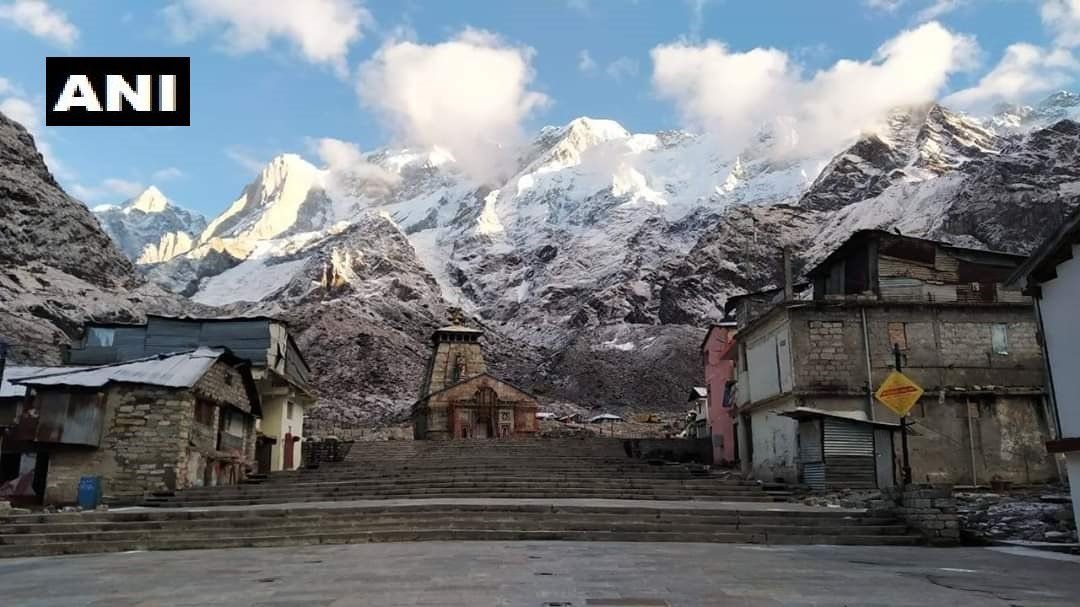 उत्तराखंड: केदारनाथ मंदिर के आसपास पहाड़ों पर बर्फबारी। मंदिर के पट सर्दियों के मौसम के लिए बंद कर दिए गए हैं।