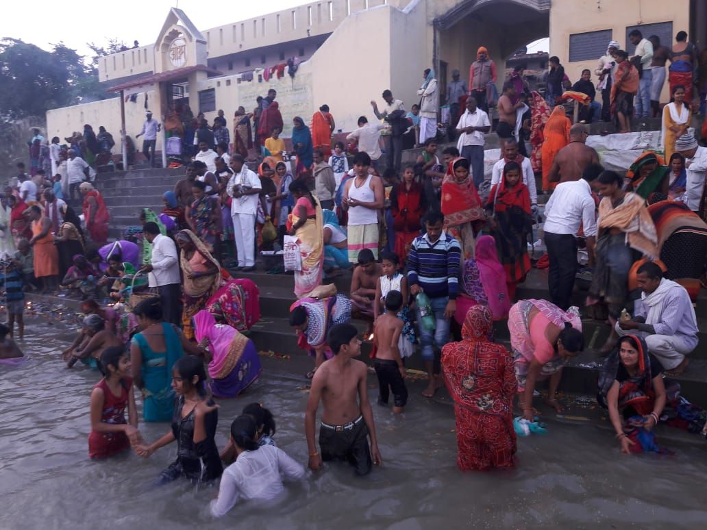 #आस्था_की_खिचड़ी अंबेडकरनगर के गोविंद साहब स्थित पवित्र गोविंद सरोवर में मकर संक्रांति के अवसर पर श्रद्धालुओं ने स्‍नान क‍िया।